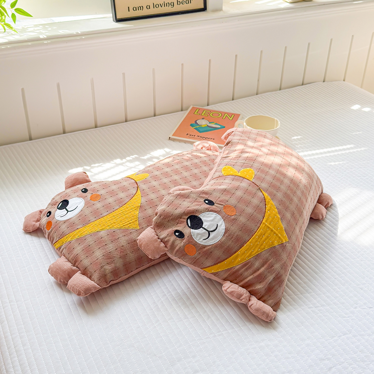 91家纺网 家纺一手货源 找家纺 梦叶草 2026新款全棉贴布绣哈尼熊荞麦枕 哈尼熊-红