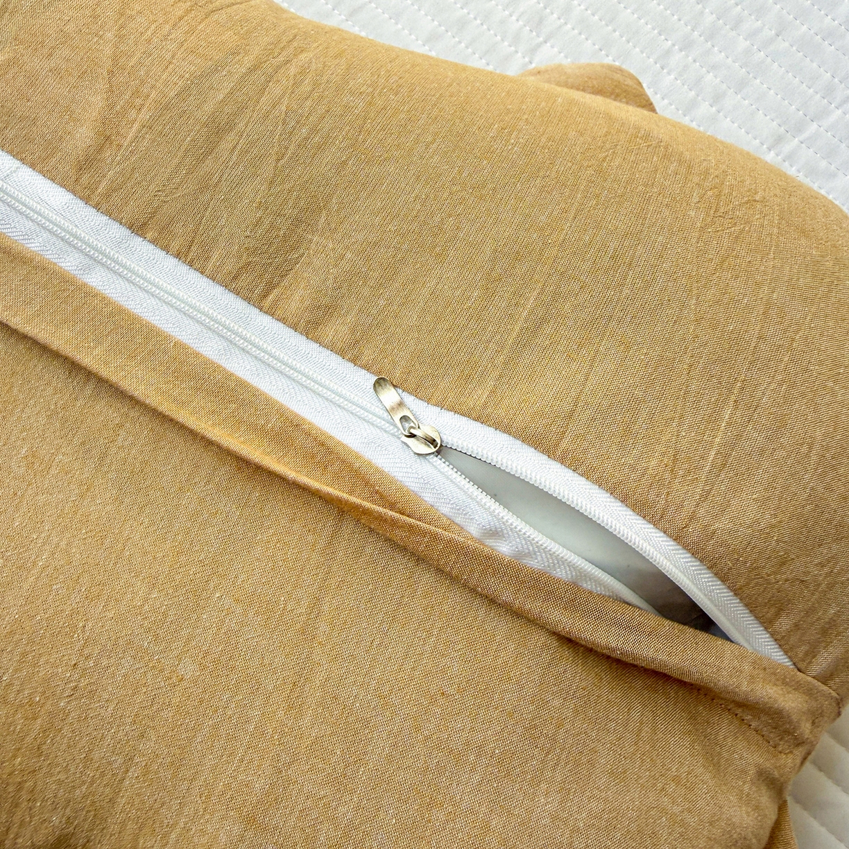 91家纺网 家纺一手货源 找家纺 梦叶草 2026新款全棉贴布绣哈尼熊荞麦枕 哈尼熊-黄