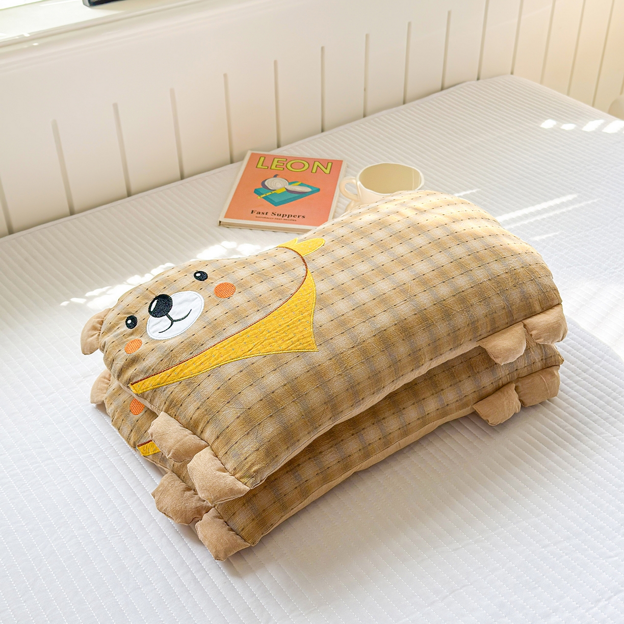 91家纺网 家纺一手货源 找家纺 梦叶草 2026新款全棉贴布绣哈尼熊荞麦枕 哈尼熊-黄