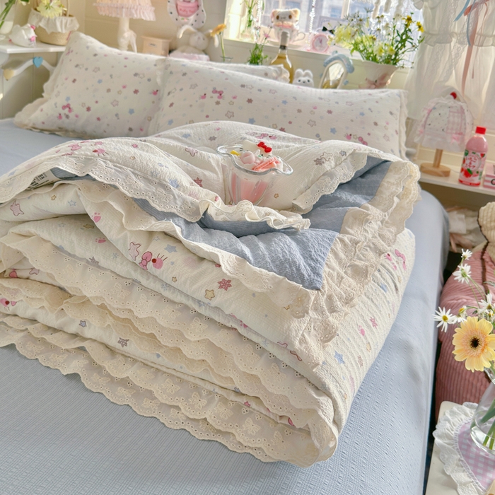 91家纺网 家纺一手货源 找家纺 几禾 2026新款泡芙纱全棉蕾丝花边夏被-花笺系列（甜系花边撞入梦境，软乎乎的质感，治愈所有疲惫） 花笺-躲猫猫