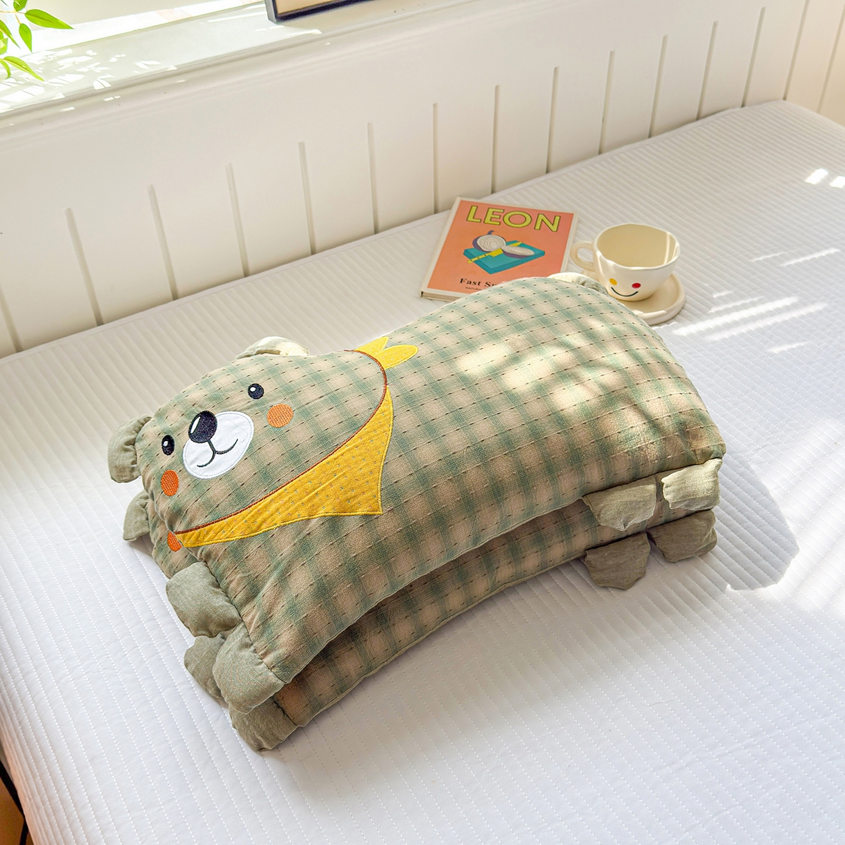 91家纺网 家纺一手货源 找家纺 梦叶草 2026新款全棉贴布绣哈尼熊荞麦枕 哈尼熊-绿