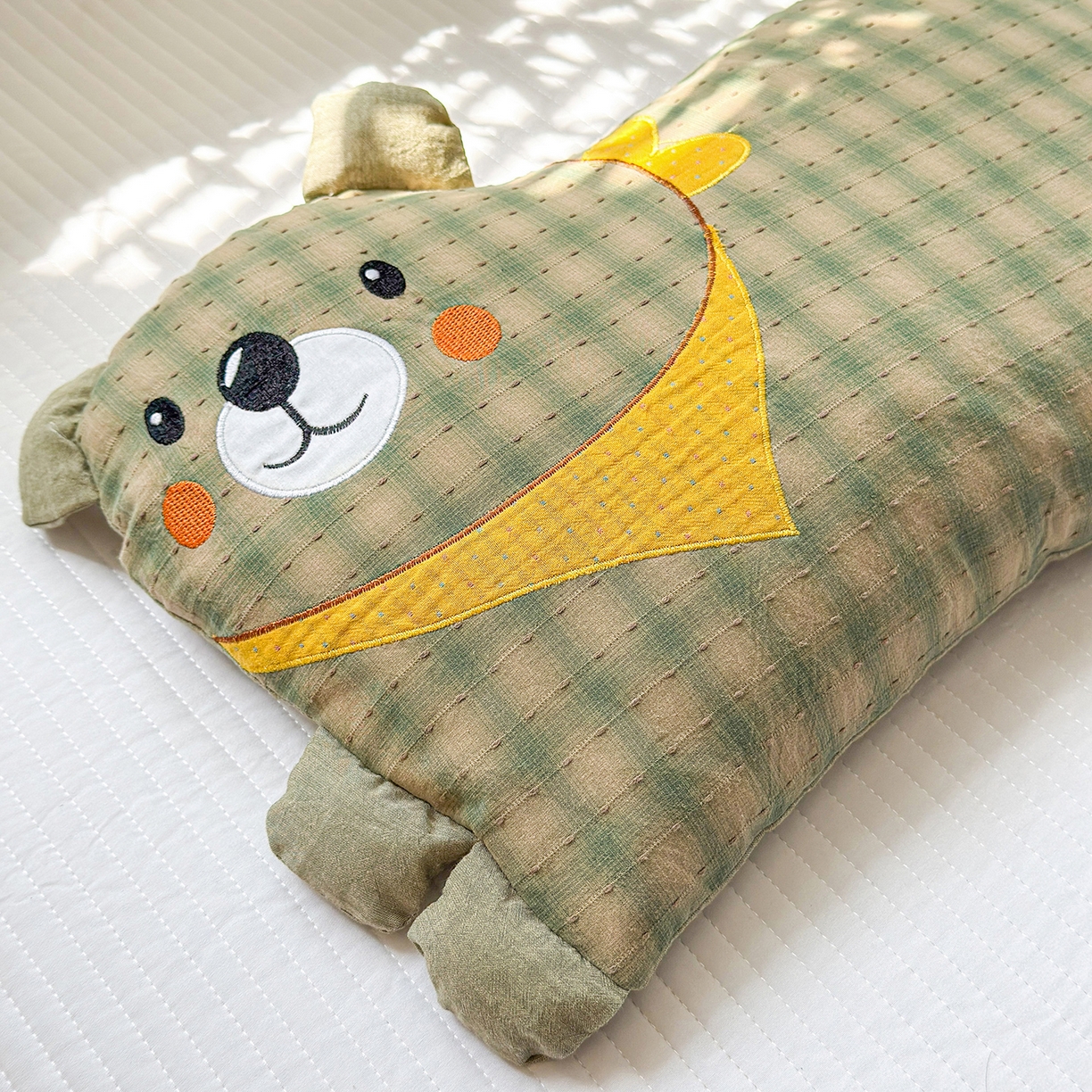 91家纺网 家纺一手货源 找家纺 梦叶草 2026新款全棉贴布绣哈尼熊荞麦枕 哈尼熊-绿