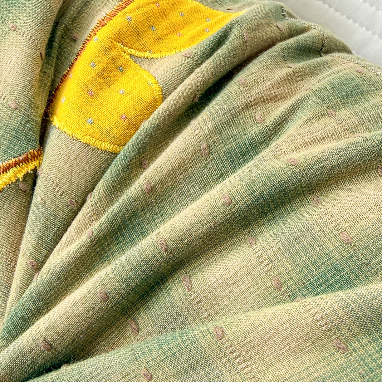 91家纺网 家纺一手货源 找家纺 梦叶草 2026新款全棉贴布绣哈尼熊荞麦枕 哈尼熊-绿