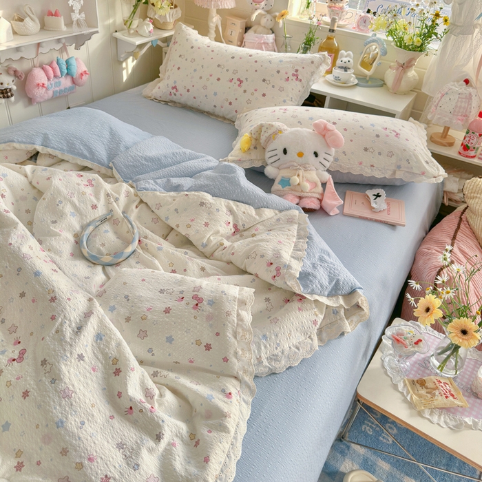 91家纺网 家纺一手货源 找家纺 几禾 2026新款泡芙纱全棉蕾丝花边夏被-花笺系列（甜系花边撞入梦境，软乎乎的质感，治愈所有疲惫） 花笺-躲猫猫