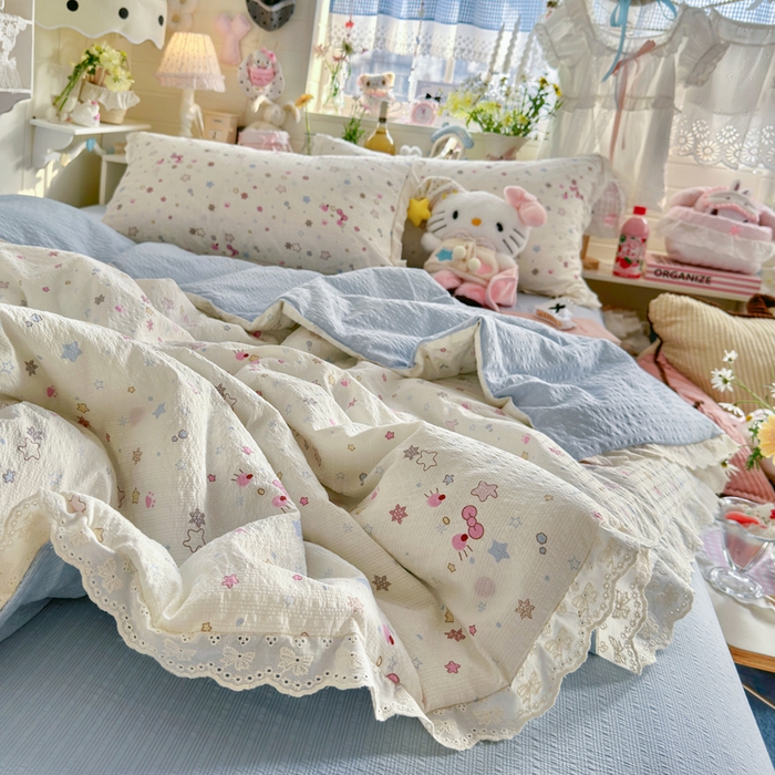 91家纺网 家纺一手货源 找家纺 几禾 2026新款泡芙纱全棉蕾丝花边夏被-花笺系列（甜系花边撞入梦境，软乎乎的质感，治愈所有疲惫） 花笺-躲猫猫