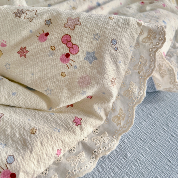 91家纺网 家纺一手货源 找家纺 几禾 2026新款泡芙纱全棉蕾丝花边夏被-花笺系列（甜系花边撞入梦境，软乎乎的质感，治愈所有疲惫） 花笺-躲猫猫
