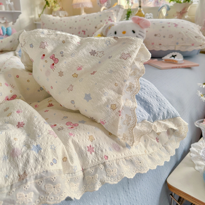 91家纺网 家纺一手货源 找家纺 几禾 2026新款泡芙纱全棉蕾丝花边夏被-花笺系列（甜系花边撞入梦境，软乎乎的质感，治愈所有疲惫） 花笺-躲猫猫