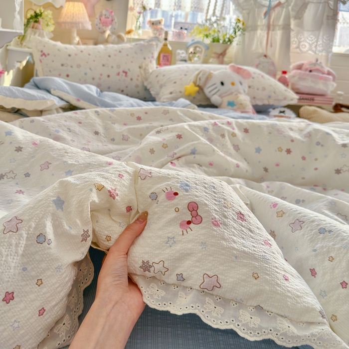 91家纺网 家纺一手货源 找家纺 几禾 2026新款泡芙纱全棉蕾丝花边夏被-花笺系列（甜系花边撞入梦境，软乎乎的质感，治愈所有疲惫） 花笺-躲猫猫