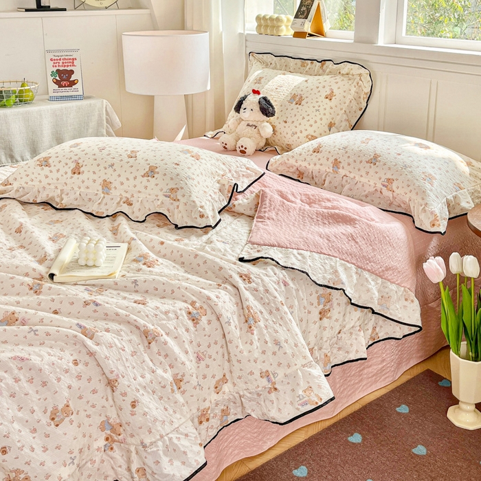 91家纺网 家纺一手货源 找家纺 利禾家纺 2026新款法式花边泡芙纱夏被四件套 生日熊