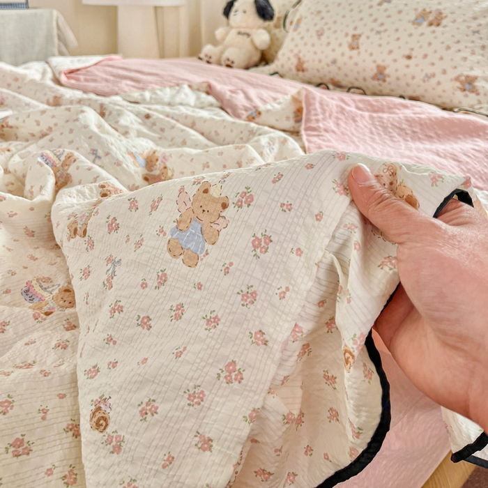 91家纺网 家纺一手货源 找家纺 利禾家纺 2026新款法式花边泡芙纱夏被四件套 生日熊