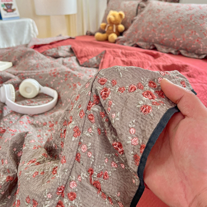 91家纺网 家纺一手货源 找家纺 利禾家纺 2026新款法式花边泡芙纱夏被四件套 胭脂