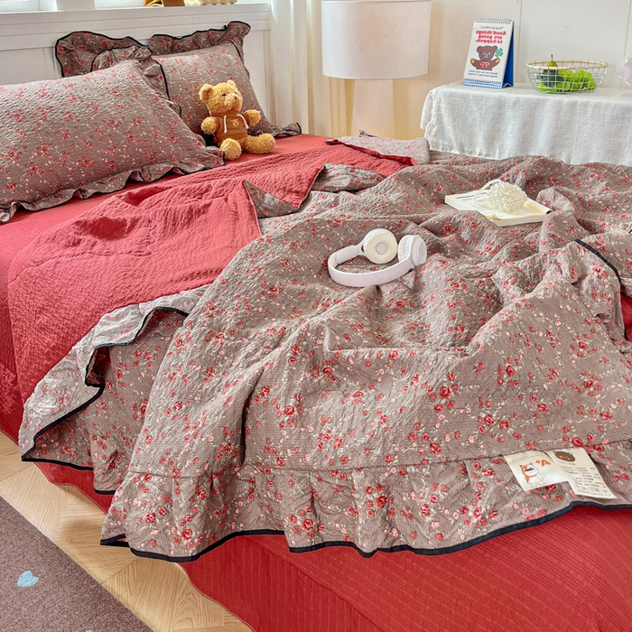 91家纺网 家纺一手货源 找家纺 利禾家纺 2026新款法式花边泡芙纱夏被四件套 胭脂