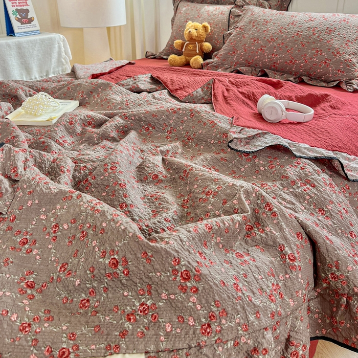 91家纺网 家纺一手货源 找家纺 利禾家纺 2026新款法式花边泡芙纱夏被四件套 胭脂