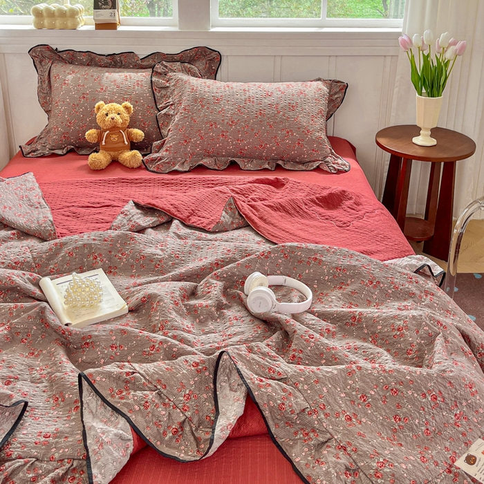 91家纺网 家纺一手货源 找家纺 利禾家纺 2026新款法式花边泡芙纱夏被四件套 胭脂