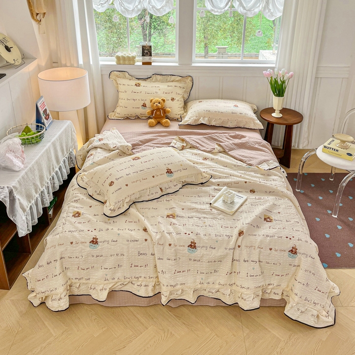 91家纺网 家纺一手货源 找家纺 利禾家纺 2026新款法式花边泡芙纱夏被四件套 英文熊