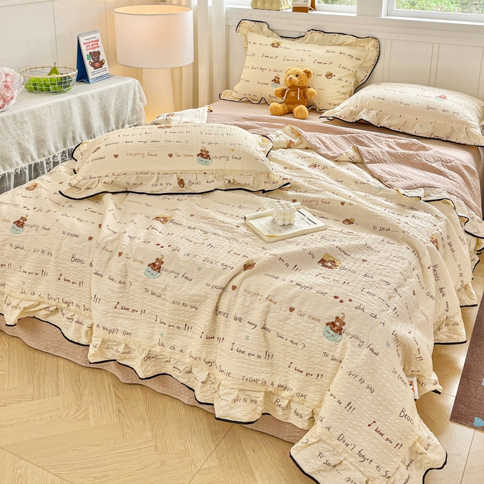 91家纺网 家纺一手货源 找家纺 利禾家纺 2026新款法式花边泡芙纱夏被四件套 英文熊