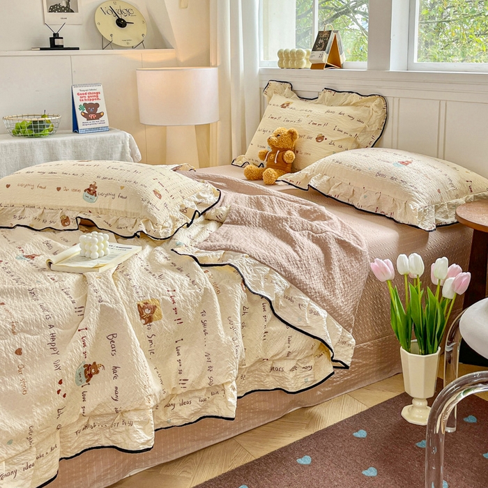 91家纺网 家纺一手货源 找家纺 利禾家纺 2026新款法式花边泡芙纱夏被四件套 英文熊