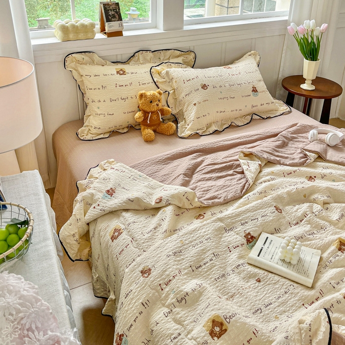 91家纺网 家纺一手货源 找家纺 利禾家纺 2026新款法式花边泡芙纱夏被四件套 英文熊