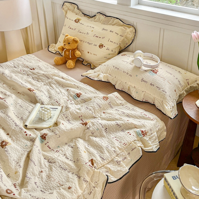 91家纺网 家纺一手货源 找家纺 利禾家纺 2026新款法式花边泡芙纱夏被四件套 英文熊