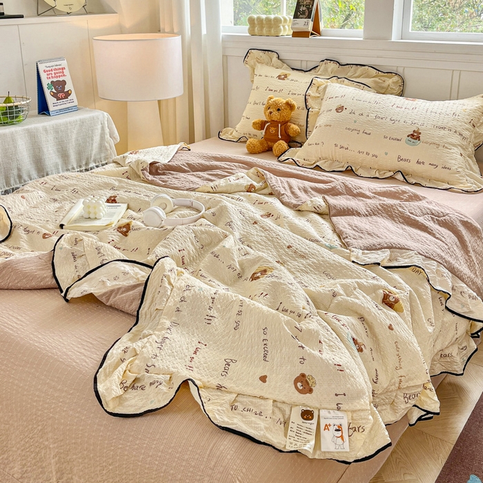 91家纺网 家纺一手货源 找家纺 利禾家纺 2026新款法式花边泡芙纱夏被四件套 英文熊