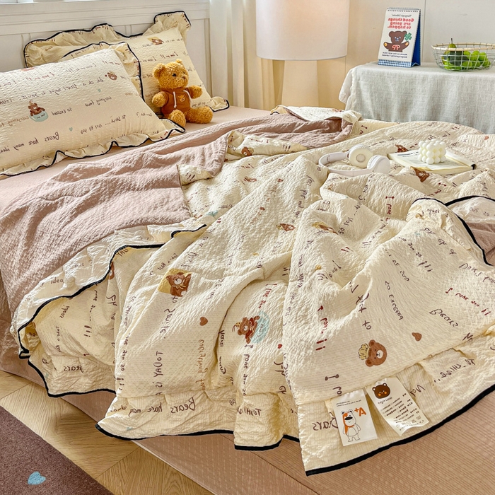 91家纺网 家纺一手货源 找家纺 利禾家纺 2026新款法式花边泡芙纱夏被四件套 英文熊