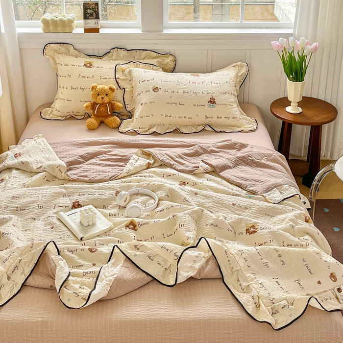 91家纺网 家纺一手货源 找家纺 利禾家纺 2026新款法式花边泡芙纱夏被四件套 英文熊