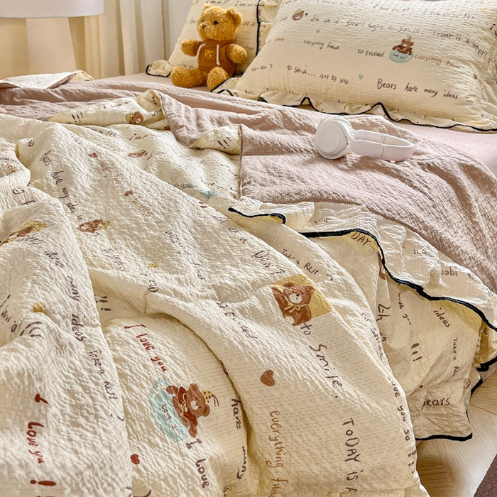 91家纺网 家纺一手货源 找家纺 利禾家纺 2026新款法式花边泡芙纱夏被四件套 英文熊