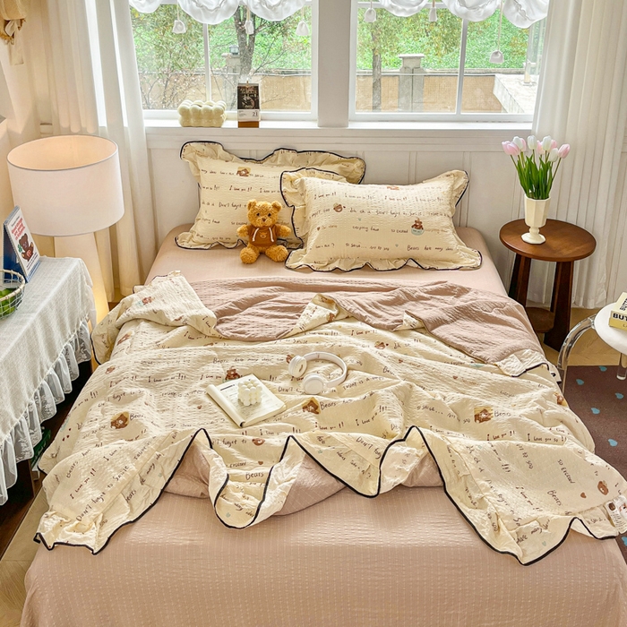 91家纺网 家纺一手货源 找家纺 利禾家纺 2026新款法式花边泡芙纱夏被四件套 英文熊