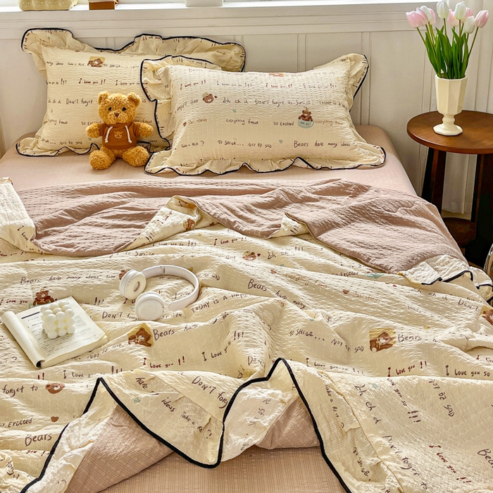 91家纺网 家纺一手货源 找家纺 利禾家纺 2026新款法式花边泡芙纱夏被四件套 英文熊