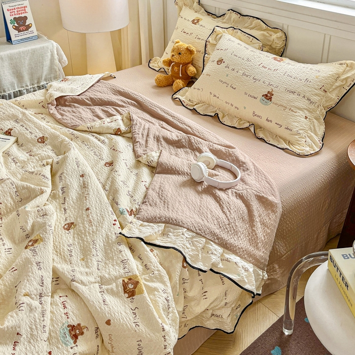 91家纺网 家纺一手货源 找家纺 利禾家纺 2026新款法式花边泡芙纱夏被四件套 英文熊