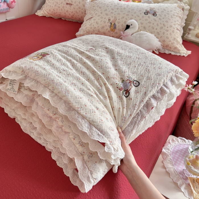 91家纺网 家纺一手货源 找家纺 几禾 2026新款泡芙纱全棉蕾丝花边夏被-花笺系列（甜系花边撞入梦境，软乎乎的质感，治愈所有疲惫） 花笺-躲雨小兔
