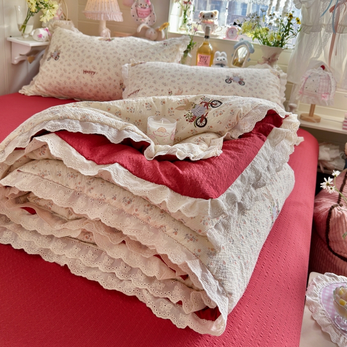 91家纺网 家纺一手货源 找家纺 几禾 2026新款泡芙纱全棉蕾丝花边夏被-花笺系列（甜系花边撞入梦境，软乎乎的质感，治愈所有疲惫） 花笺-躲雨小兔