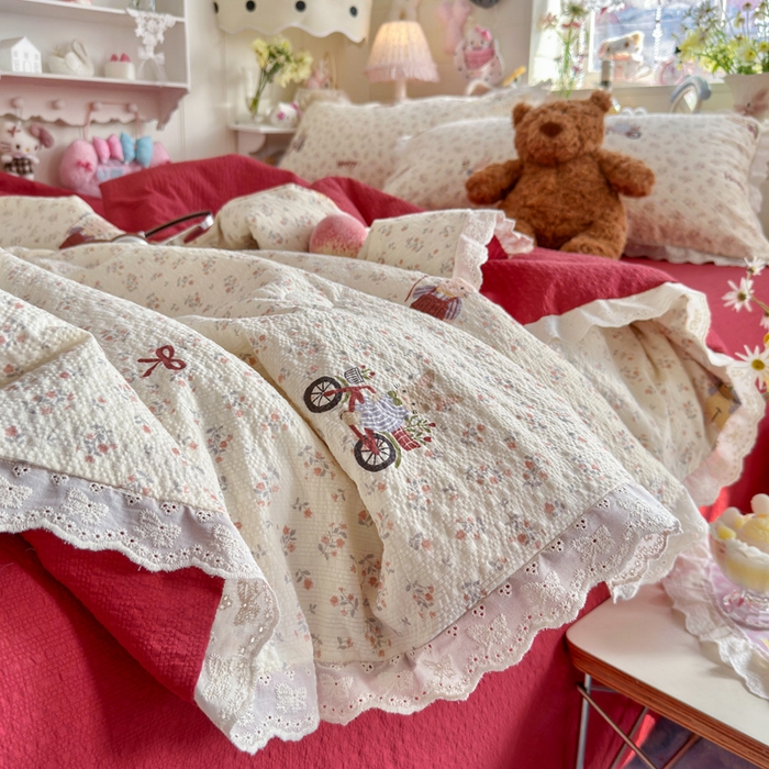 91家纺网 家纺一手货源 找家纺 几禾 2026新款泡芙纱全棉蕾丝花边夏被-花笺系列（甜系花边撞入梦境，软乎乎的质感，治愈所有疲惫） 花笺-躲雨小兔