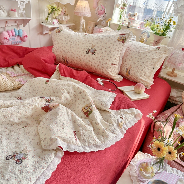 91家纺网 家纺一手货源 找家纺 几禾 2026新款泡芙纱全棉蕾丝花边夏被-花笺系列（甜系花边撞入梦境，软乎乎的质感，治愈所有疲惫） 花笺-躲雨小兔