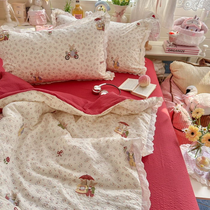 91家纺网 家纺一手货源 找家纺 几禾 2026新款泡芙纱全棉蕾丝花边夏被-花笺系列（甜系花边撞入梦境，软乎乎的质感，治愈所有疲惫） 花笺-躲雨小兔