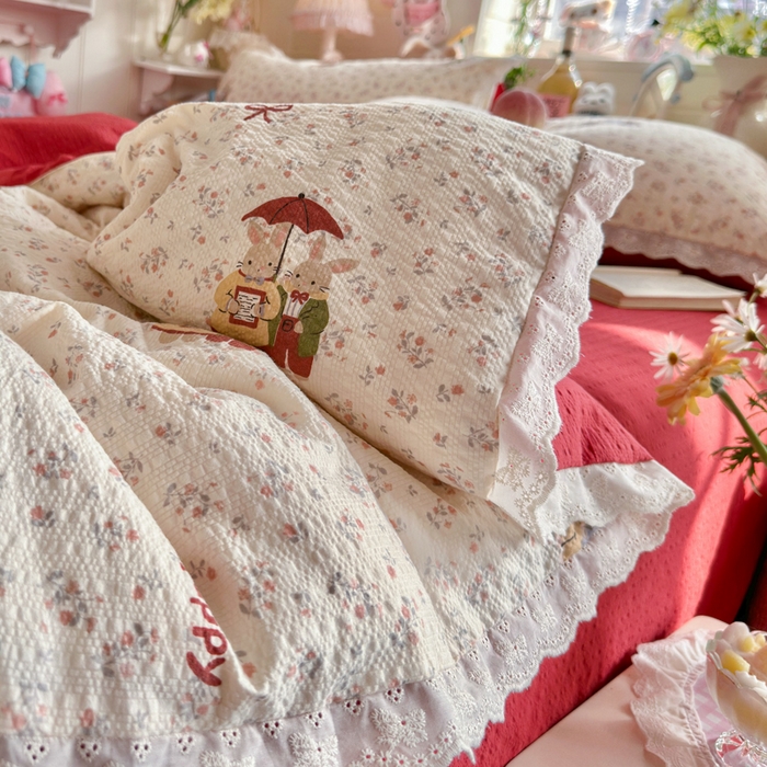 91家纺网 家纺一手货源 找家纺 几禾 2026新款泡芙纱全棉蕾丝花边夏被-花笺系列（甜系花边撞入梦境，软乎乎的质感，治愈所有疲惫） 花笺-躲雨小兔