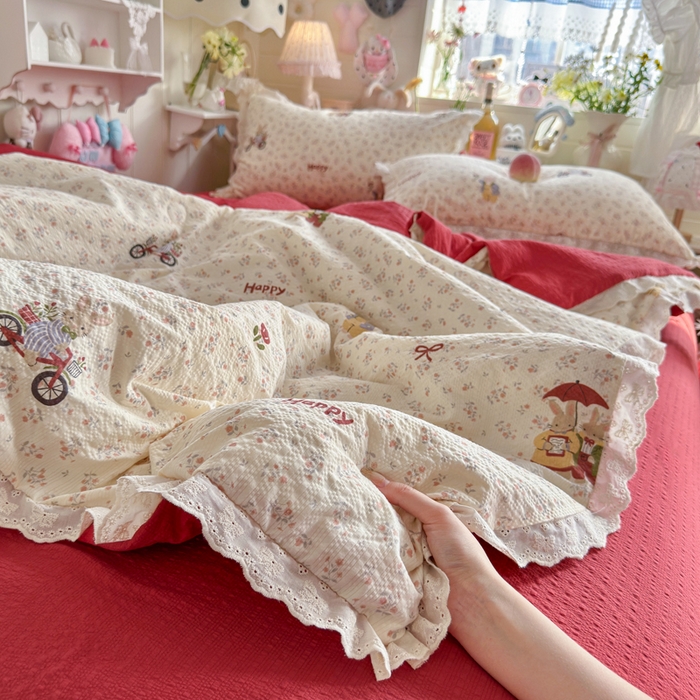 91家纺网 家纺一手货源 找家纺 几禾 2026新款泡芙纱全棉蕾丝花边夏被-花笺系列（甜系花边撞入梦境，软乎乎的质感，治愈所有疲惫） 花笺-躲雨小兔