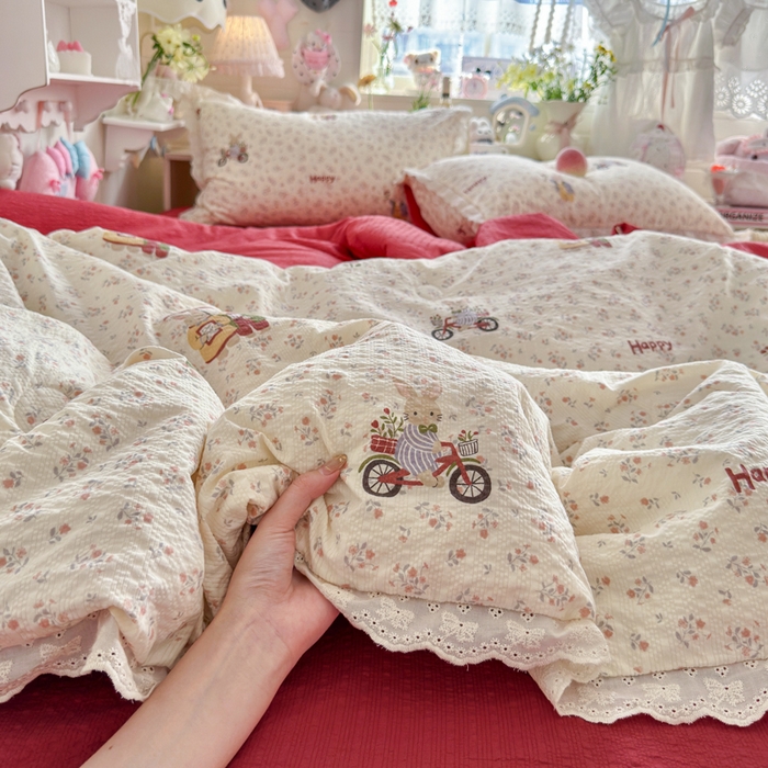 91家纺网 家纺一手货源 找家纺 几禾 2026新款泡芙纱全棉蕾丝花边夏被-花笺系列（甜系花边撞入梦境，软乎乎的质感，治愈所有疲惫） 花笺-躲雨小兔