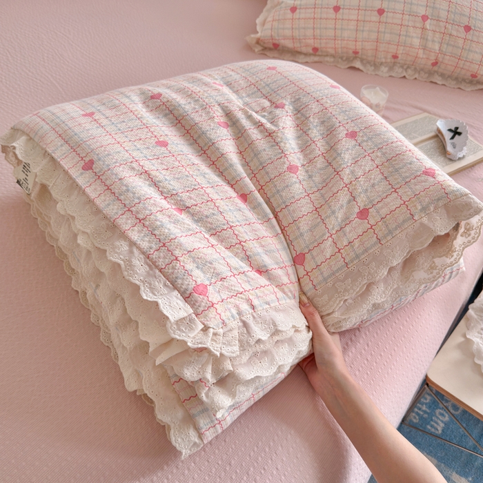 91家纺网 家纺一手货源 找家纺 几禾 2026新款泡芙纱全棉蕾丝花边夏被-花笺系列（甜系花边撞入梦境，软乎乎的质感，治愈所有疲惫） 花笺-格格心