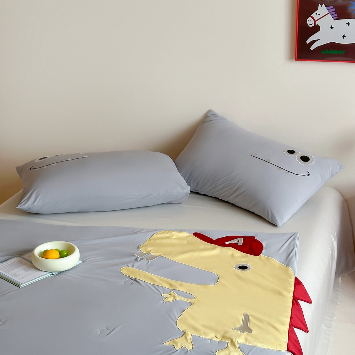 91家纺网 家纺一手货源 找家纺 傲蕾良品 2026新款冰冰鸭即刻凉感夏被-婴童尺寸 是恐龙呀