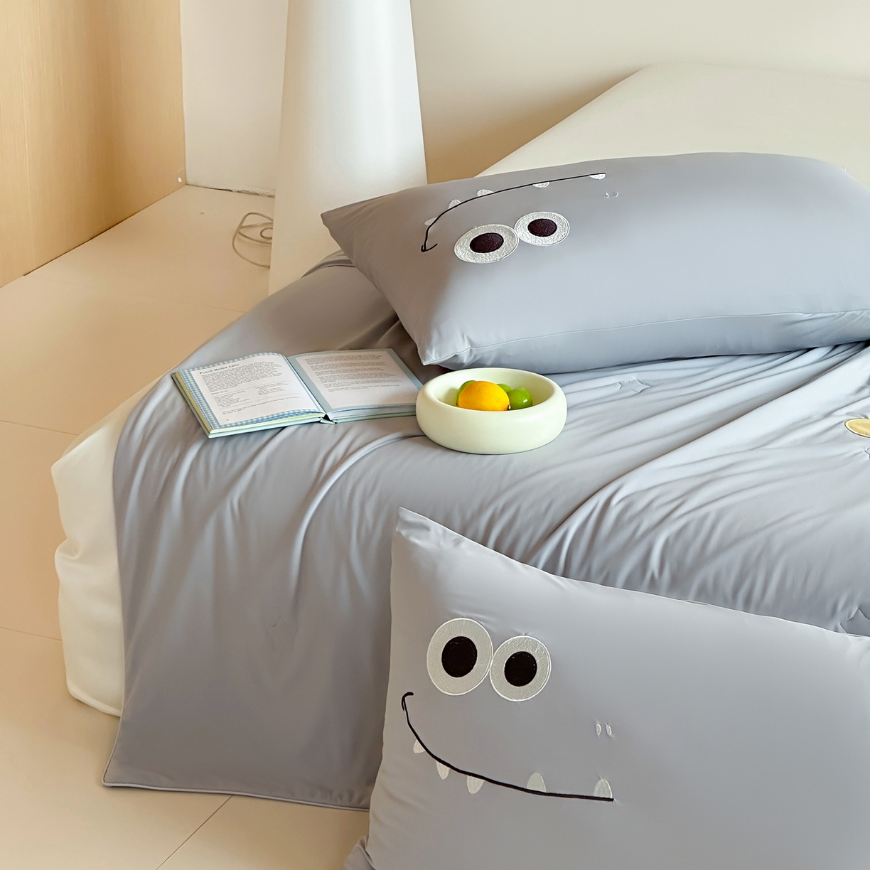 91家纺网 家纺一手货源 找家纺 傲蕾良品 2026新款冰冰鸭即刻凉感夏被-婴童尺寸 是恐龙呀