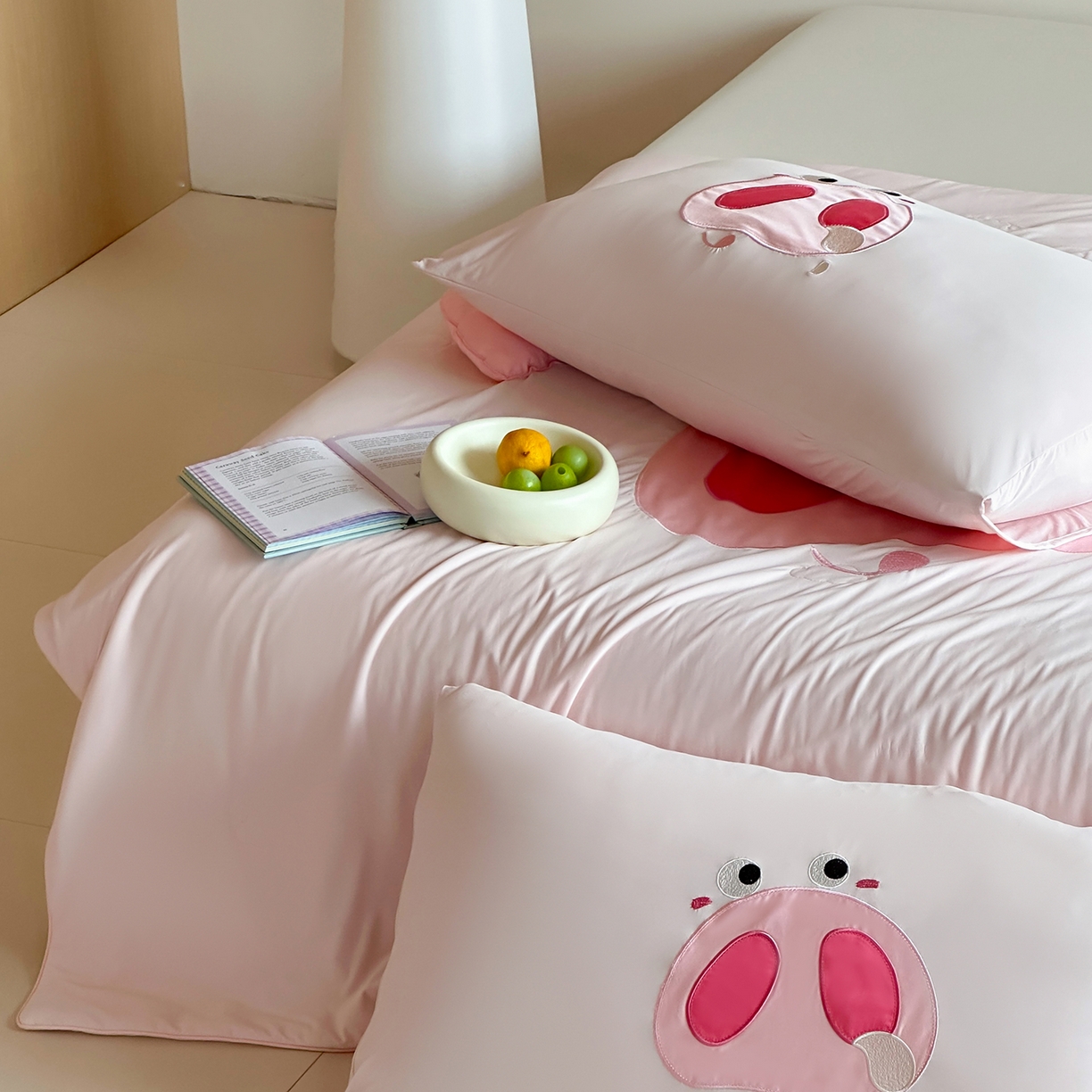 91家纺网 家纺一手货源 找家纺 傲蕾良品 2026新款冰冰鸭即刻凉感夏被-婴童尺寸 馋嘴小猪