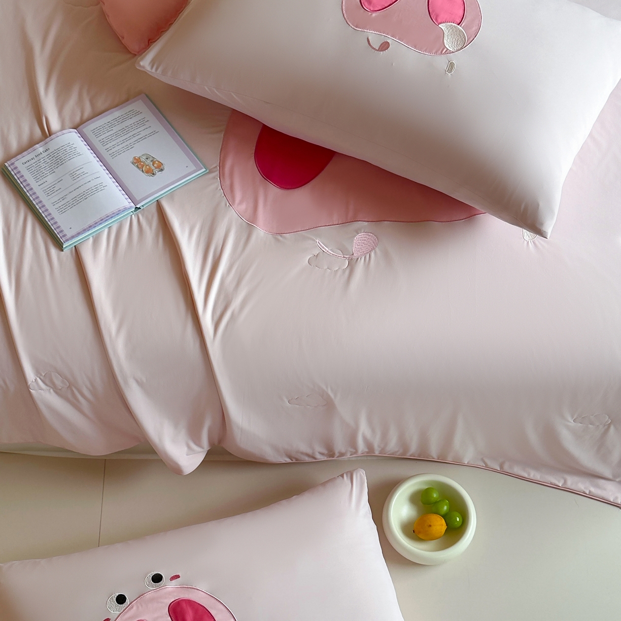 91家纺网 家纺一手货源 找家纺 傲蕾良品 2026新款冰冰鸭即刻凉感夏被-婴童尺寸 馋嘴小猪