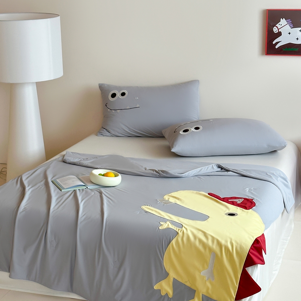 91家纺网 家纺一手货源 找家纺 傲蕾良品 2026新款冰冰鸭即刻凉感夏被-婴童尺寸 是恐龙呀