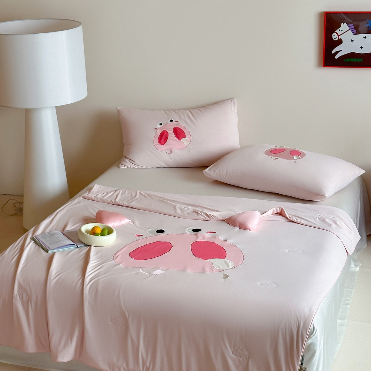 91家纺网 家纺一手货源 找家纺 傲蕾良品 2026新款冰冰鸭即刻凉感夏被-婴童尺寸 馋嘴小猪