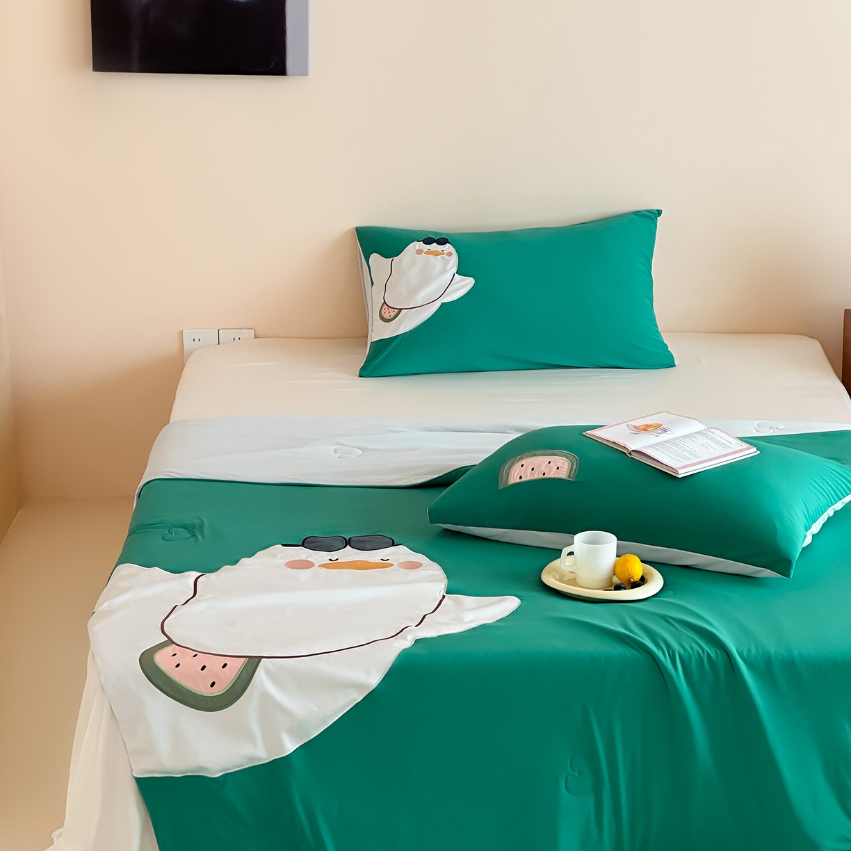 91家纺网 家纺一手货源 找家纺 傲蕾良品 2026新款冰冰鸭即刻凉感夏被-成人尺寸 西瓜鸭鸭