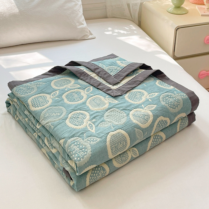 91家纺网 家纺一手货源 找家纺 云天家纺 2026新款A类全棉三层纱多功能毛巾被（盖毯床单夏被） 幸运苹果-绿