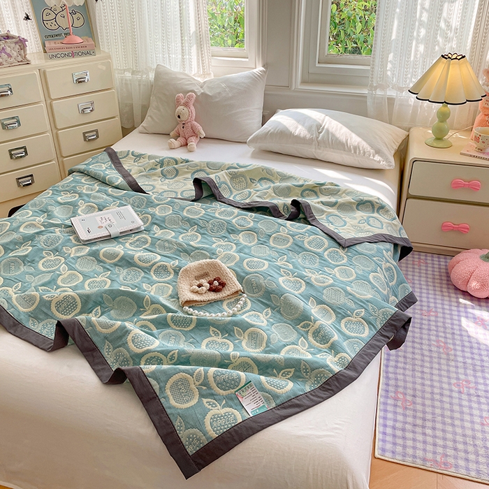 91家纺网 家纺一手货源 找家纺 云天家纺 2026新款A类全棉三层纱多功能毛巾被（盖毯床单夏被） 幸运苹果-绿