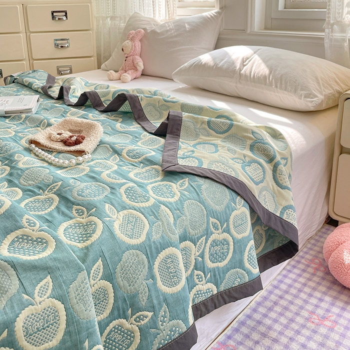 91家纺网 家纺一手货源 找家纺 云天家纺 2026新款A类全棉三层纱多功能毛巾被（盖毯床单夏被） 幸运苹果-绿