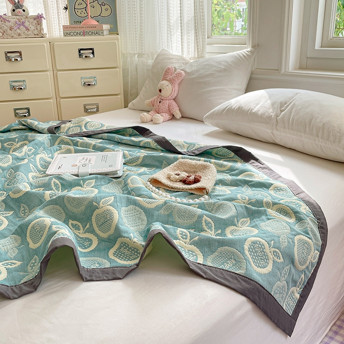 91家纺网 家纺一手货源 找家纺 云天家纺 2026新款A类全棉三层纱多功能毛巾被（盖毯床单夏被） 幸运苹果-绿